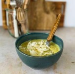 Velouté d’asperges et pois cassés au parmesan